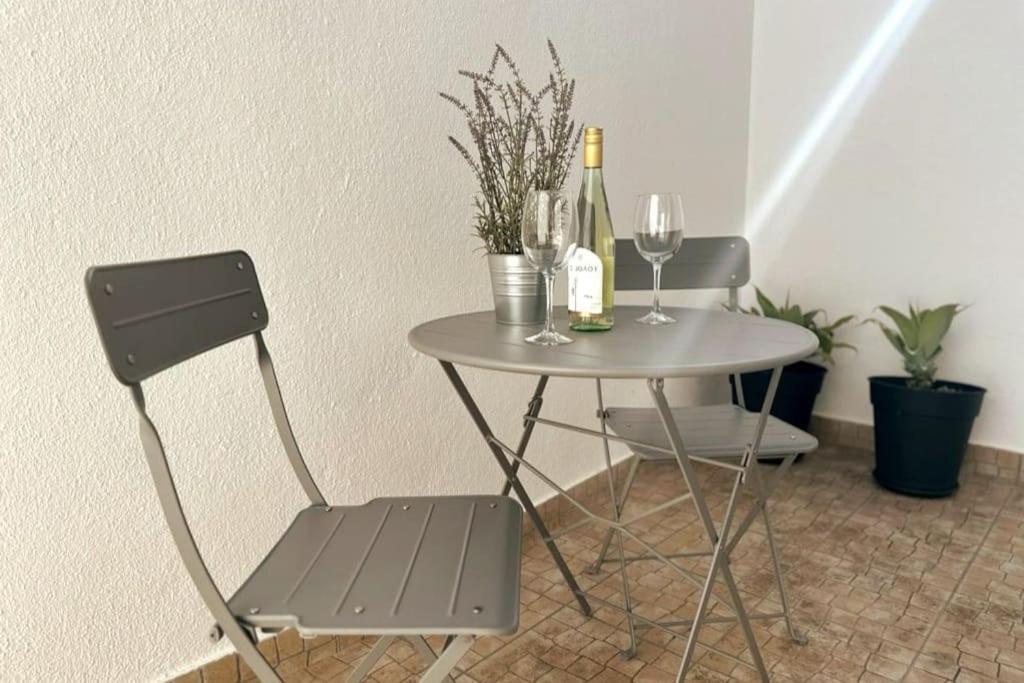 Modern Retreat With Patio Near The Airport - Oha I Appartement Lissabon