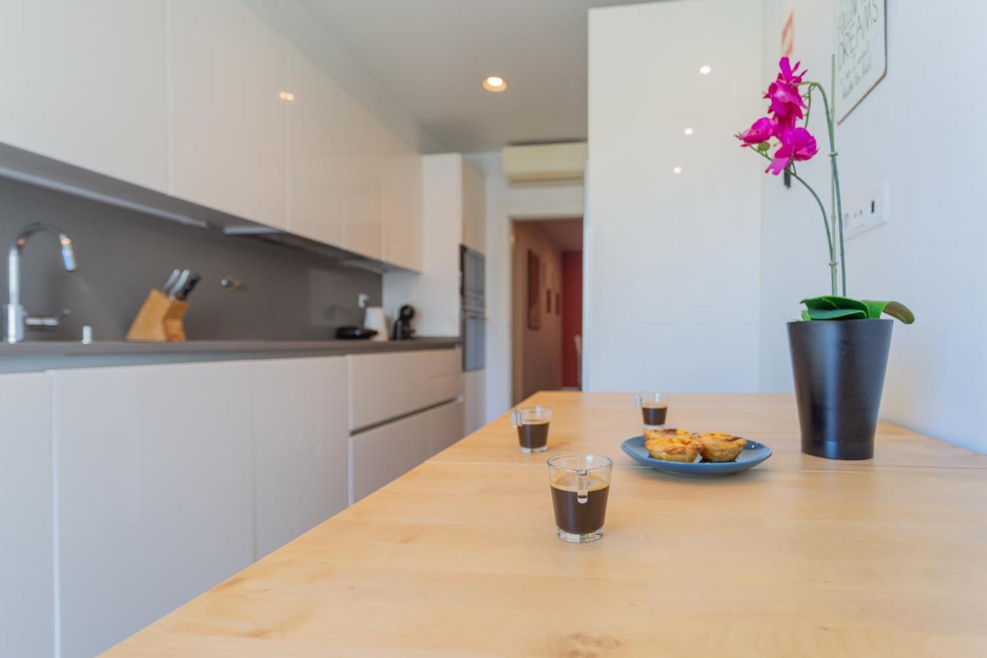 Ldapartments - Spacious Haven W/lift&garage *