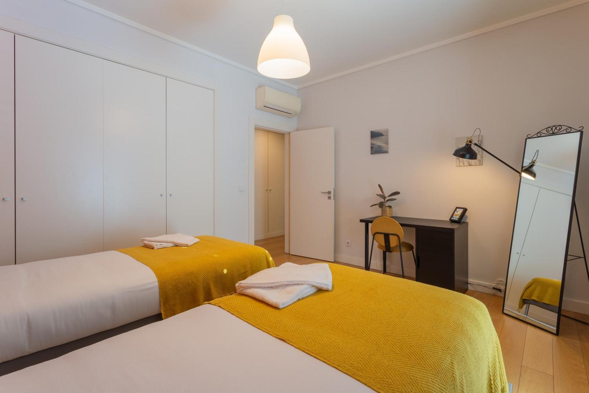 Ldapartments - Spacious Haven W/lift&garage Appartement *