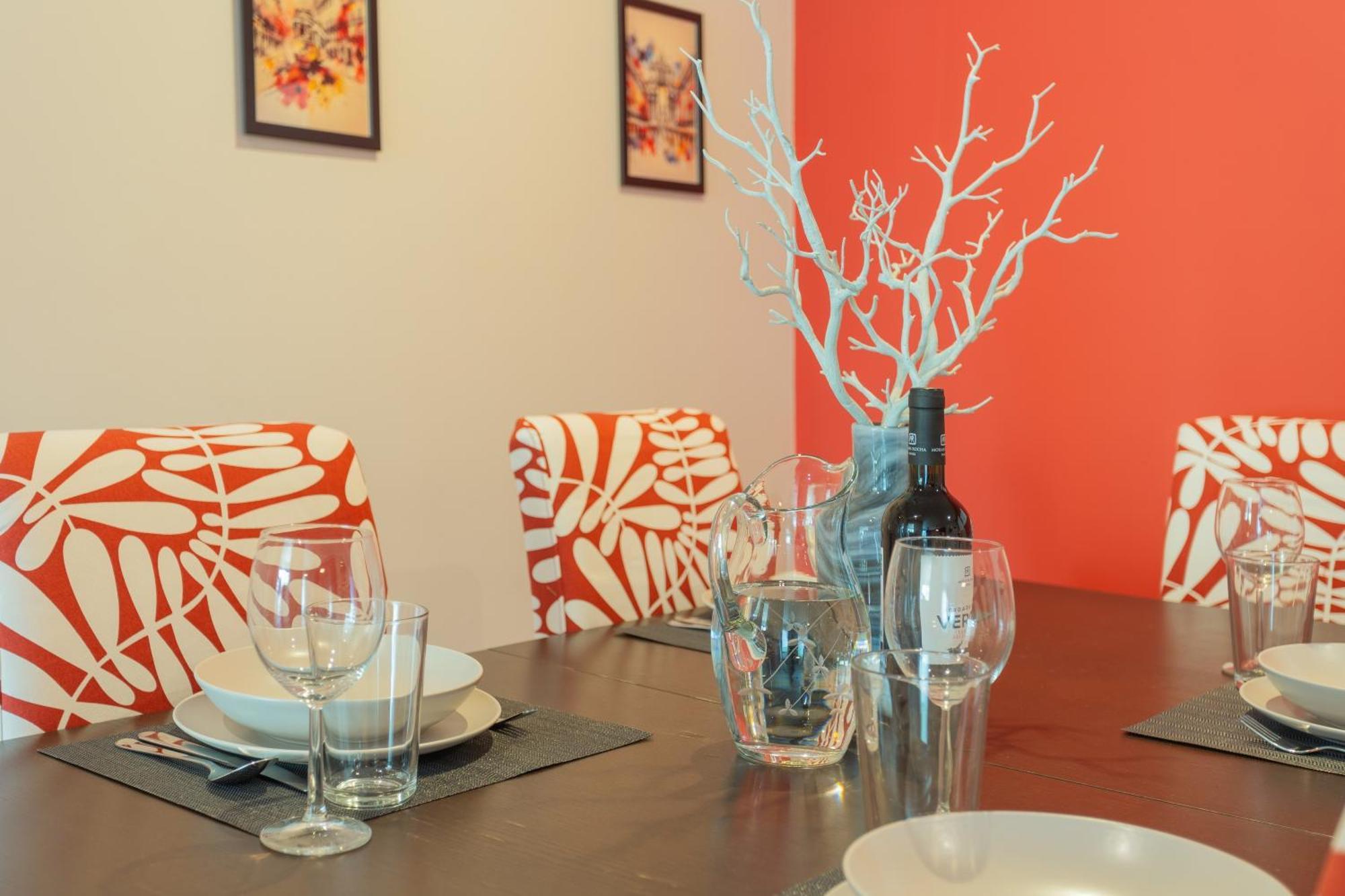 Ldapartments - Spacious Haven W/lift&garage Appartement