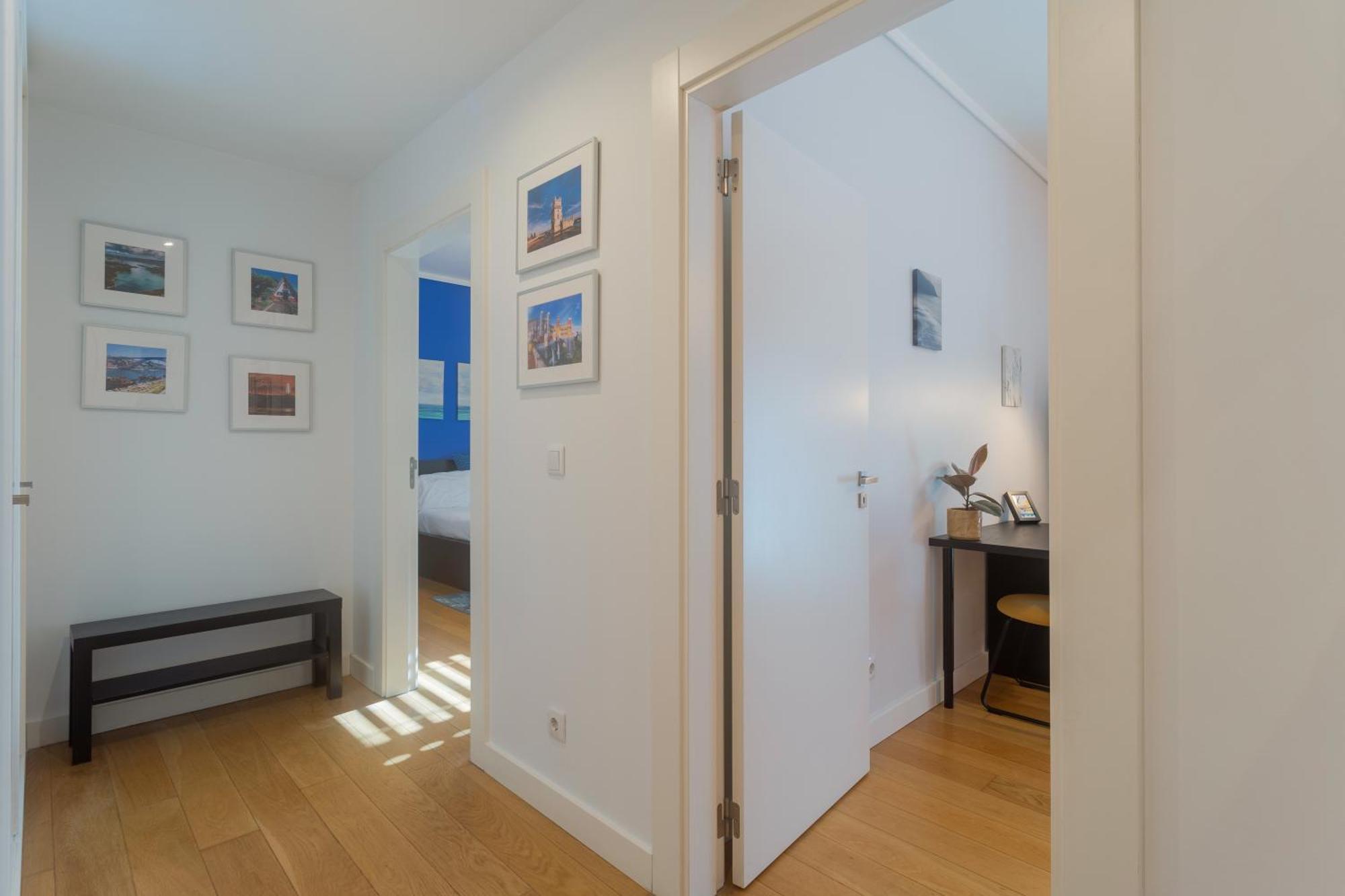 Ldapartments - Spacious Haven W/lift&garage Appartement *