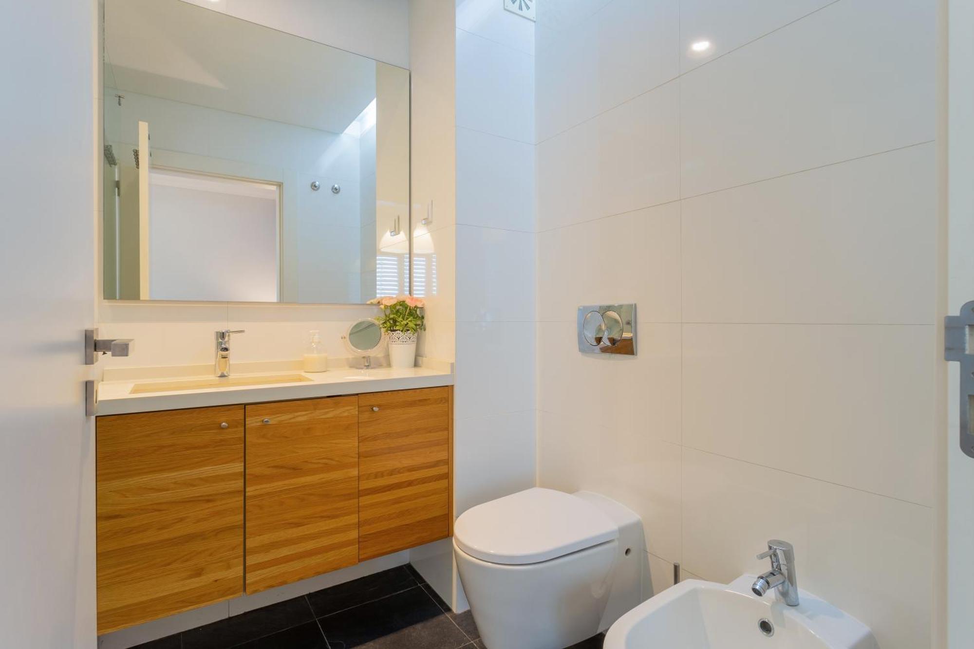 Ldapartments - Spacious Haven W/lift&garage Appartement