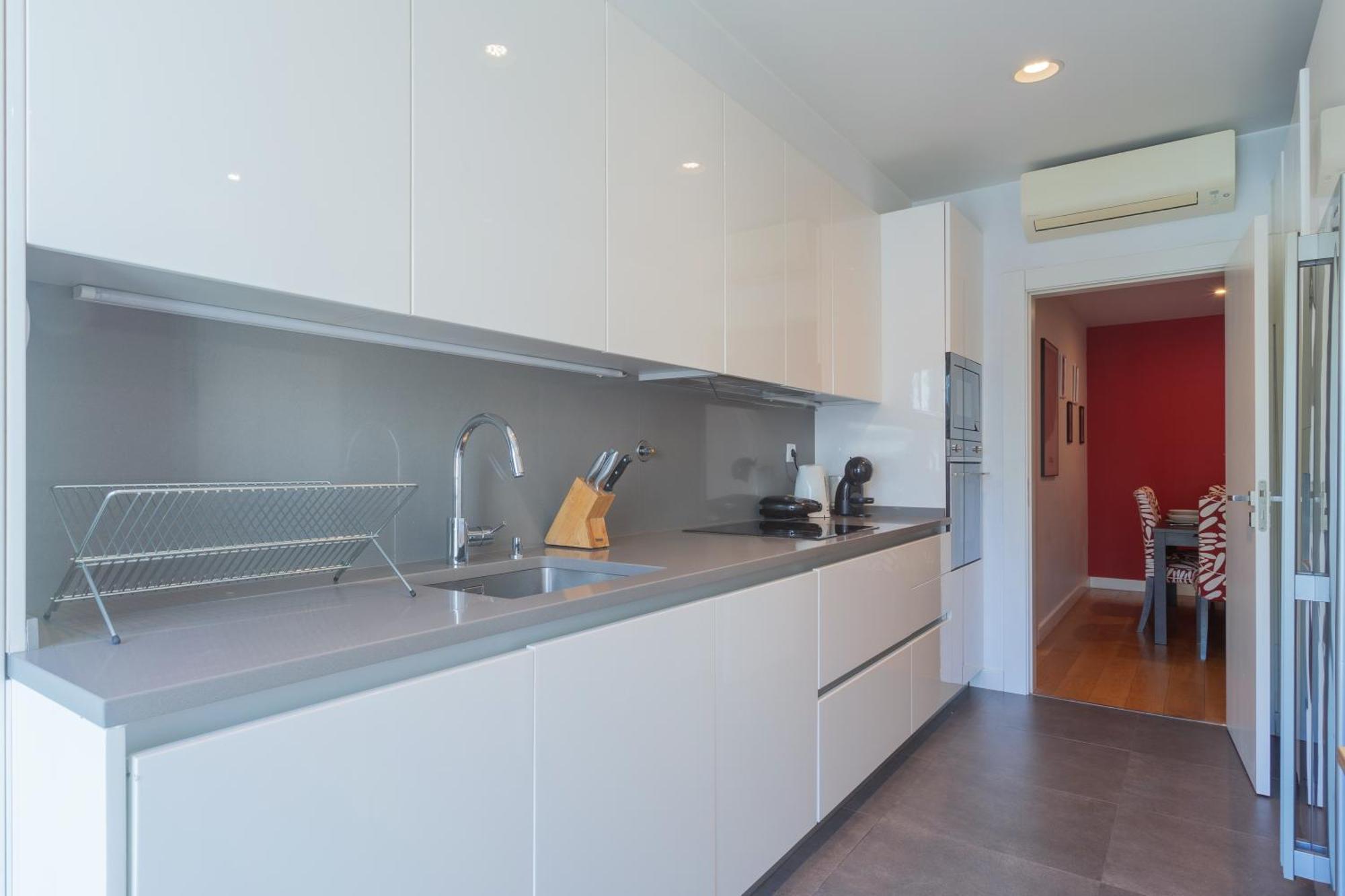 Ldapartments - Spacious Haven W/lift&garage