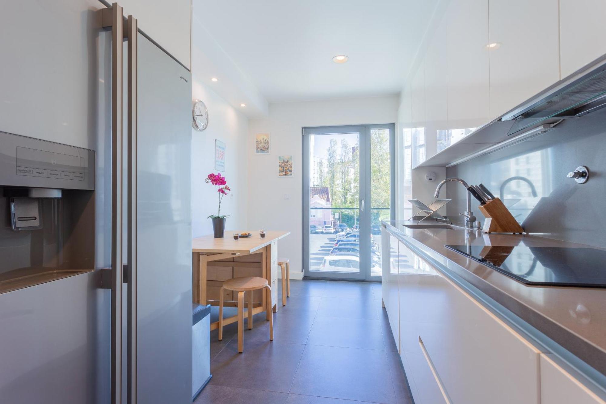 Ldapartments - Spacious Haven W/lift&garage