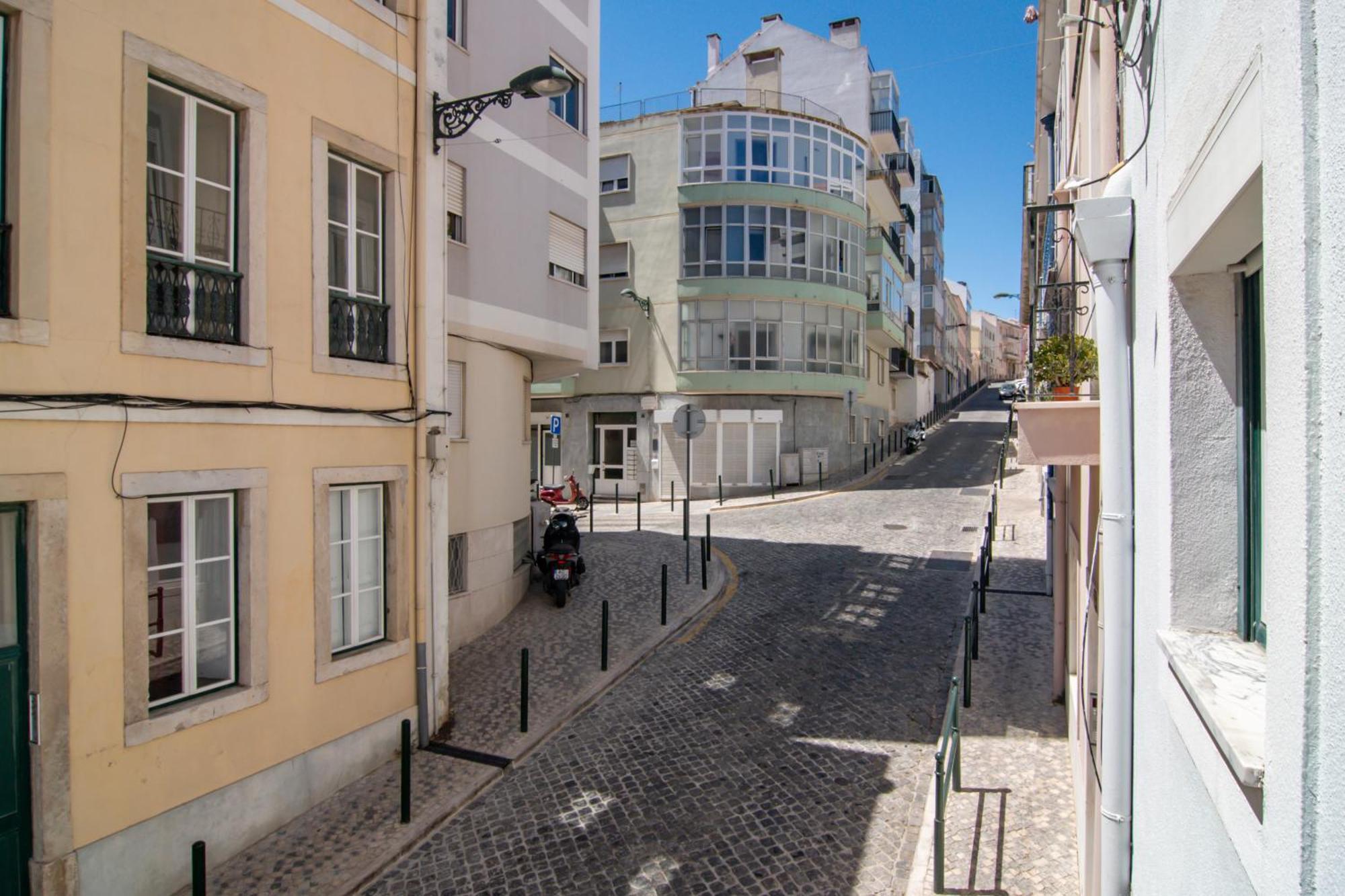 Charming & Peaceful Family Flat Lisbon