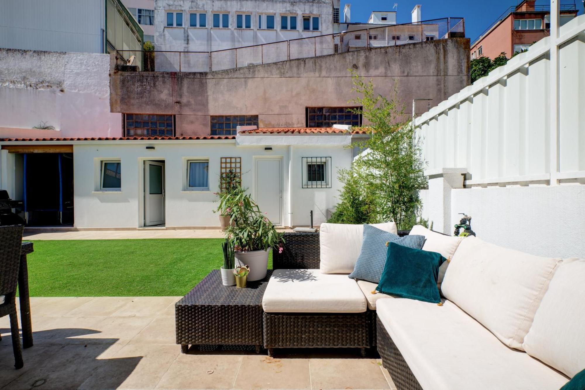 Comfortable Town House In Quiet Area By Lovelystay Vakantiehuis Lissabon