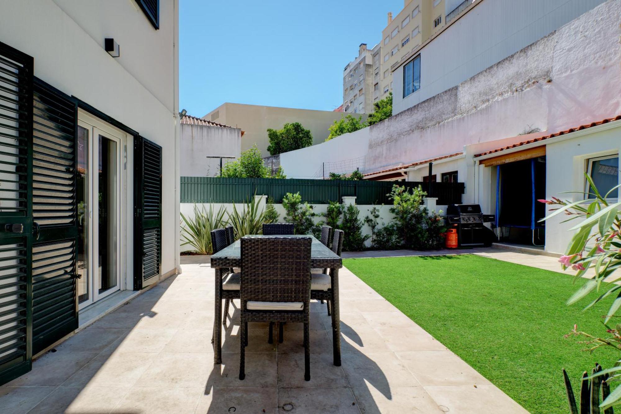 Vakantiehuis Comfortable Town House In Quiet Area By Lovelystay