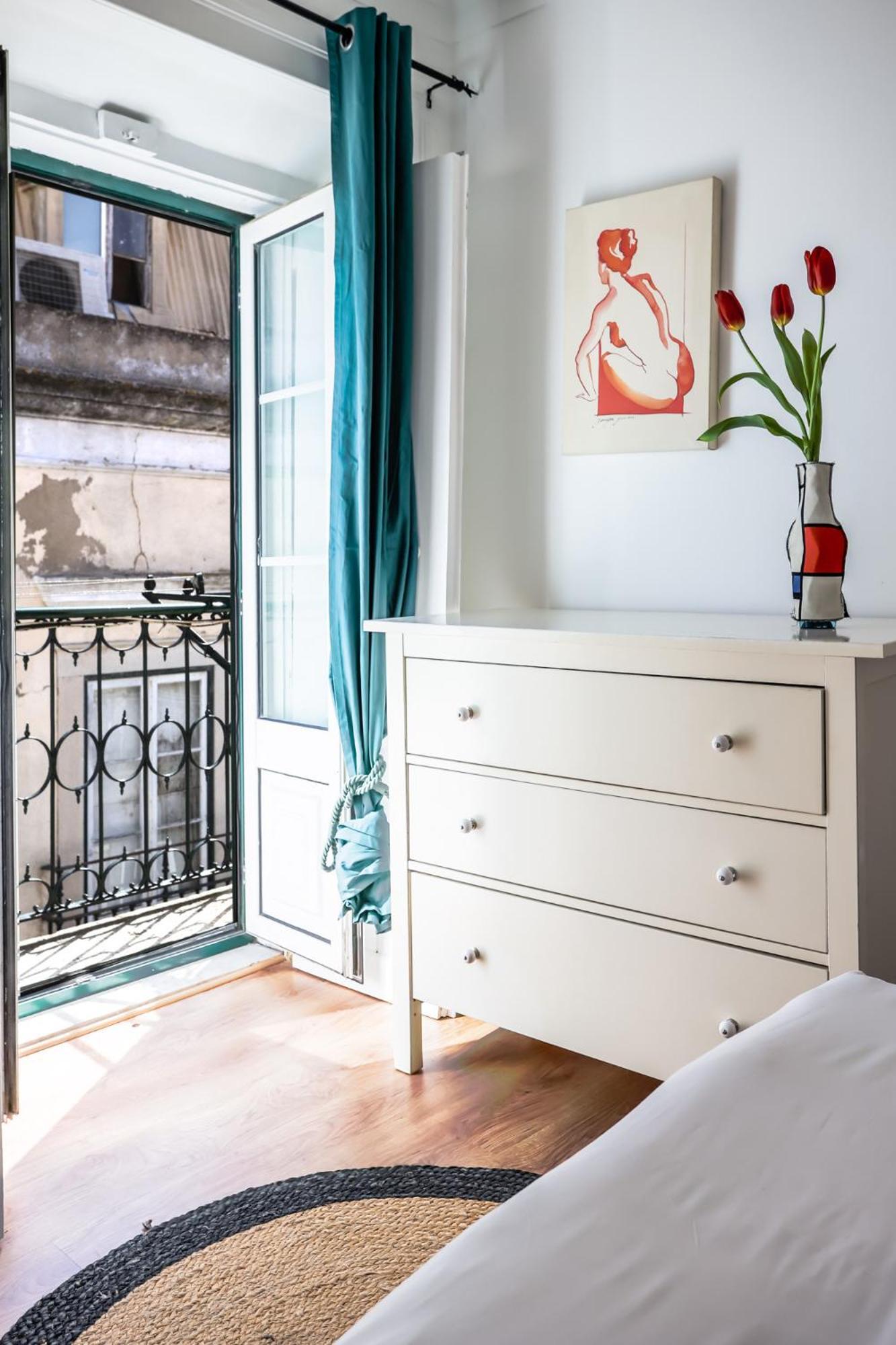 Apartment Center In Lively Bairro Alto! *
