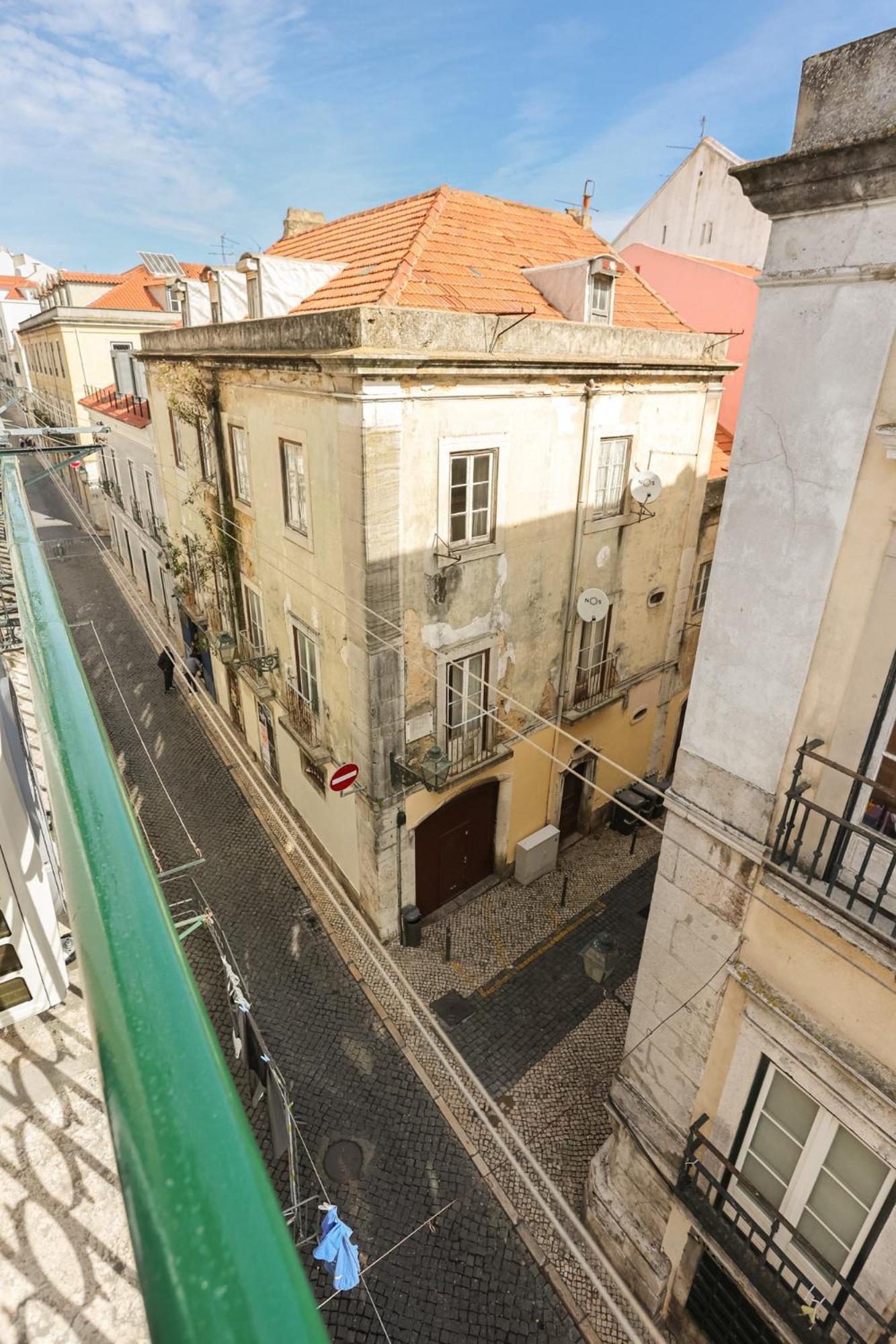 Apartment Center In Lively Bairro Alto!