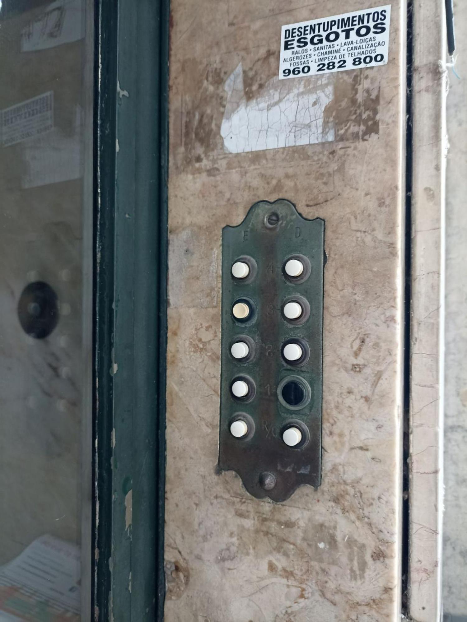 With 2 Bedrooms In Moscavide - *