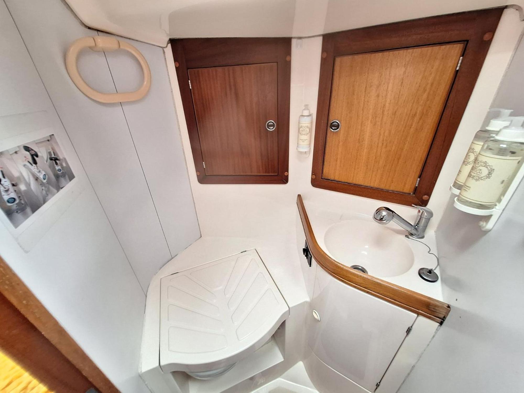 Be Local - Sleep Aboard A Sailing Boat In Lissabon