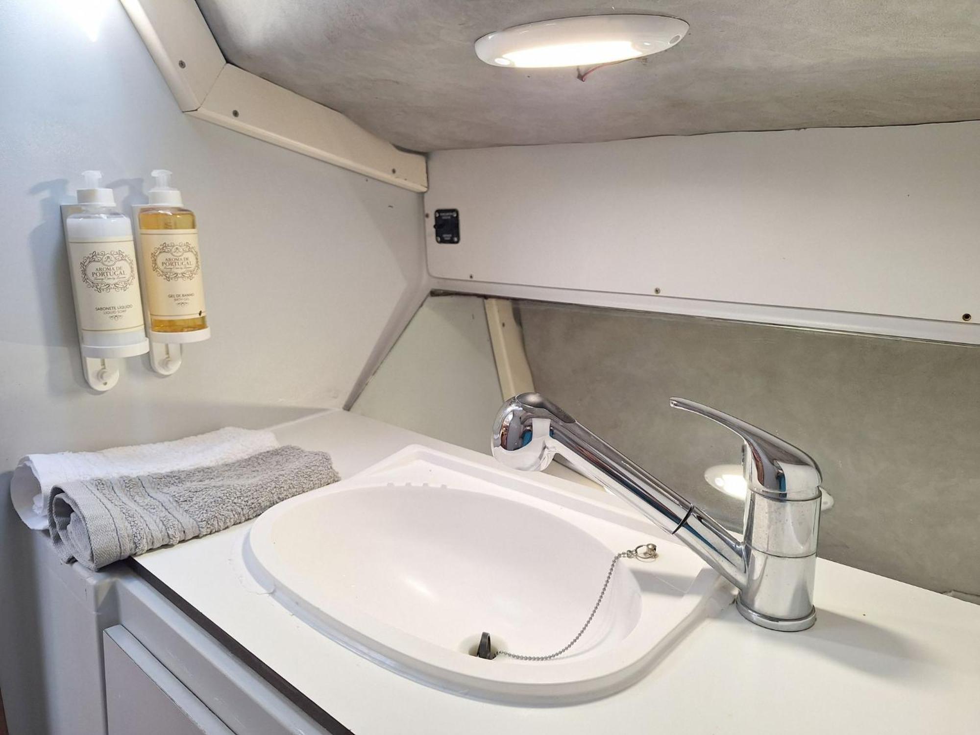 Apartment Be Local - Sleep Aboard The Santa Maria Sailing Boat In Lisbon