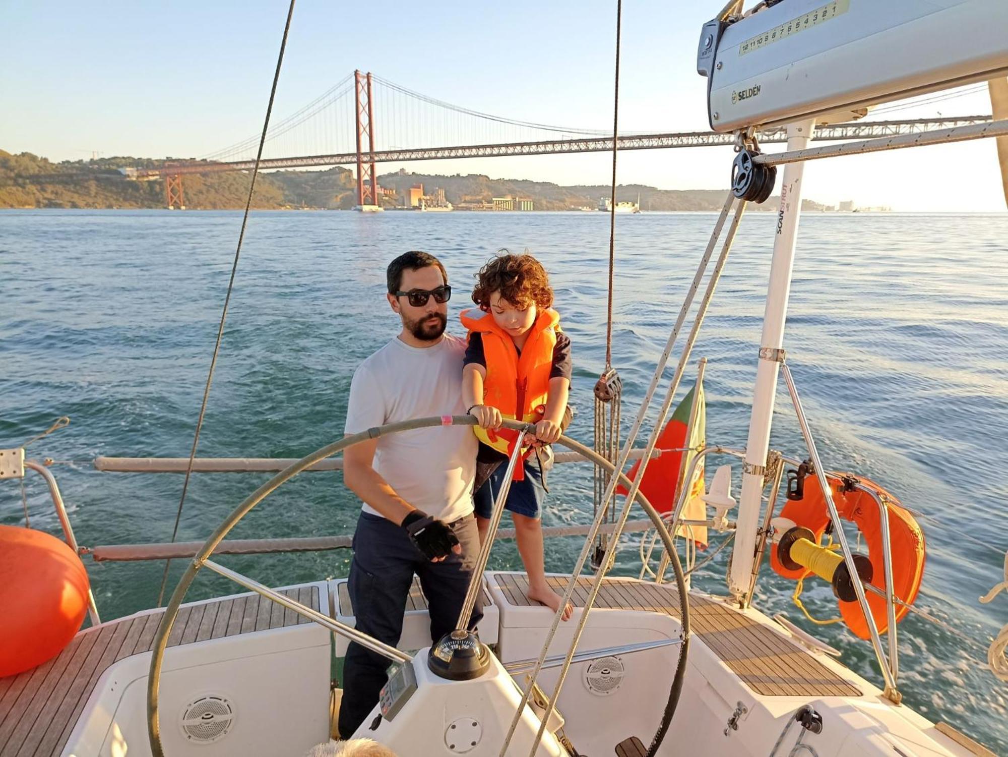 Be Local - Sleep Aboard A Sailing Boat In Lissabon