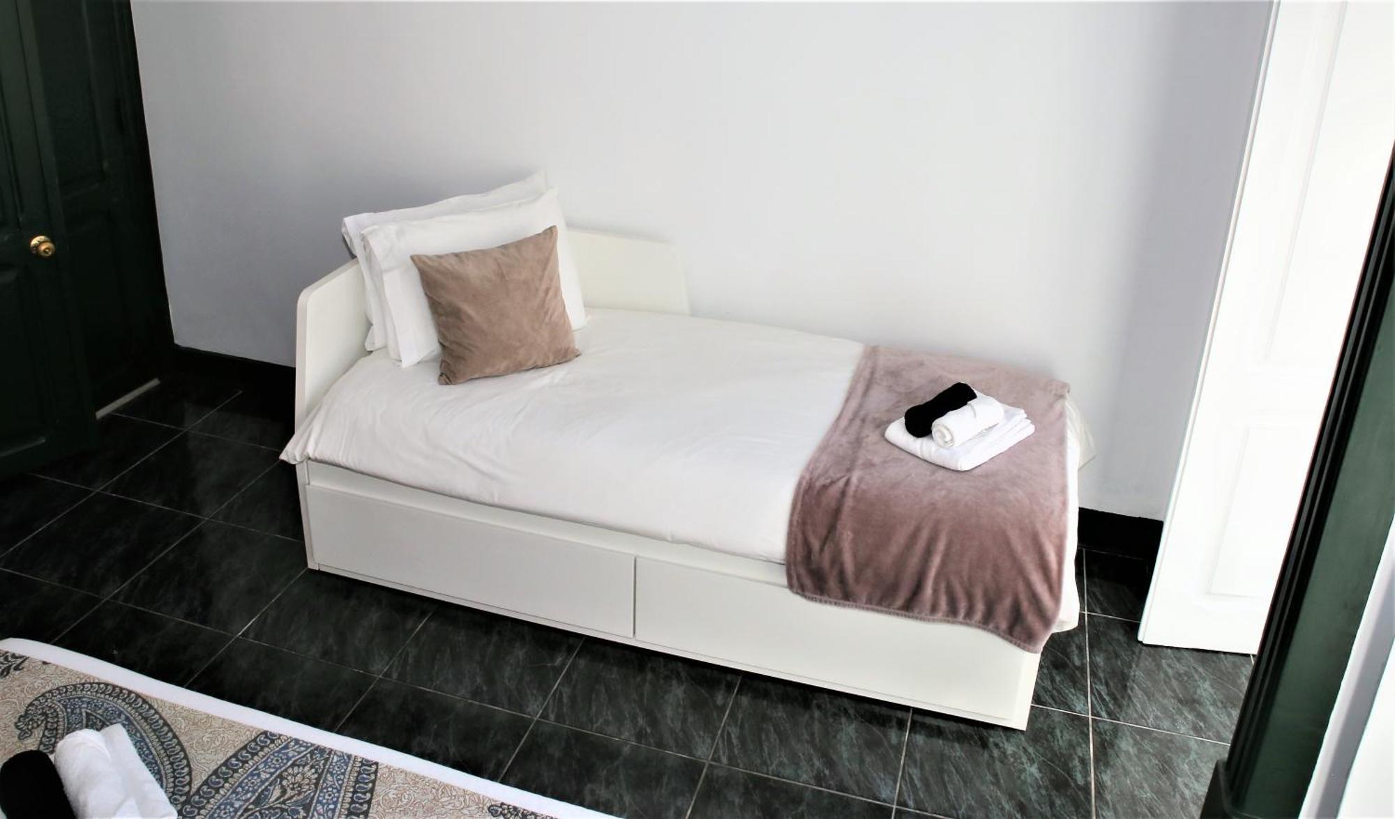 Séjour chez l'habitant Sublime Brown Bedroom *