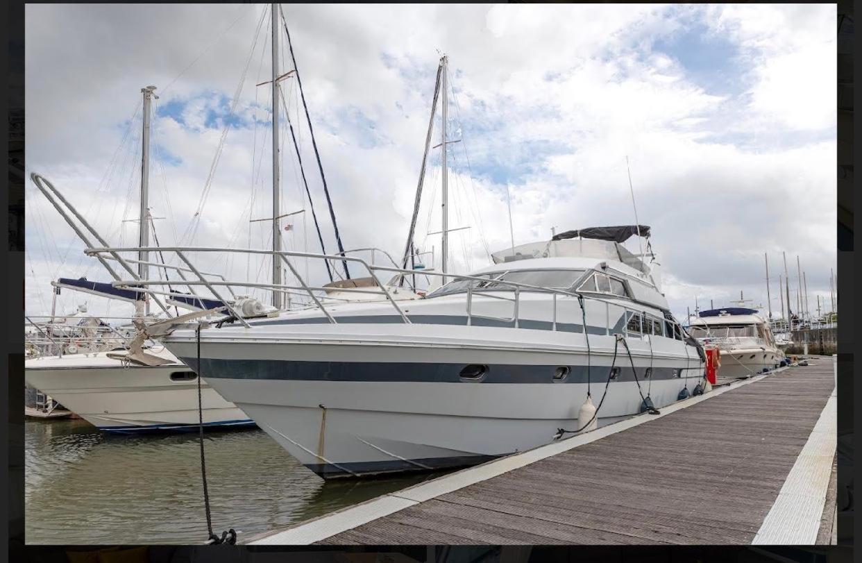 Beautiful&magnific Yacht For 6 Persons *