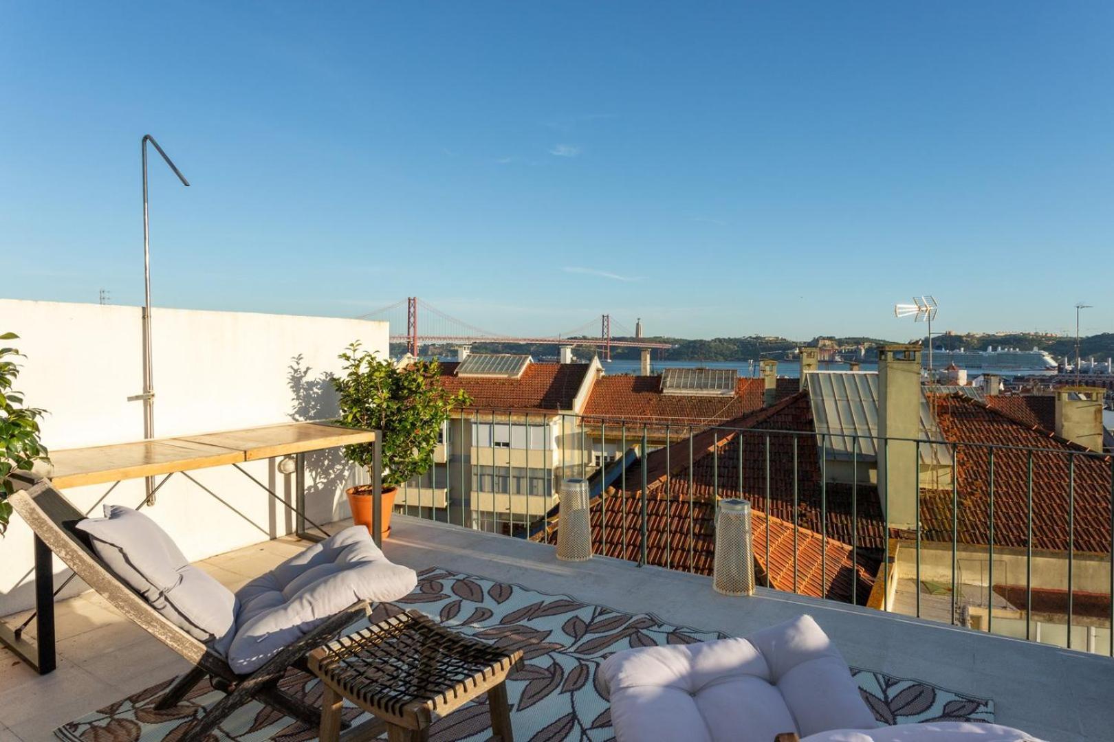 Apartment Luxurious Loft : Bridge-view Rooftop | By Airnest Lissabon