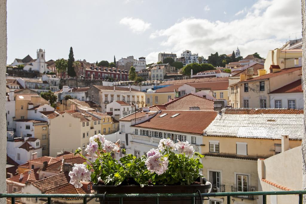 Alfama - St Estevão Viewpoint | Cheese&wine * Lissabon