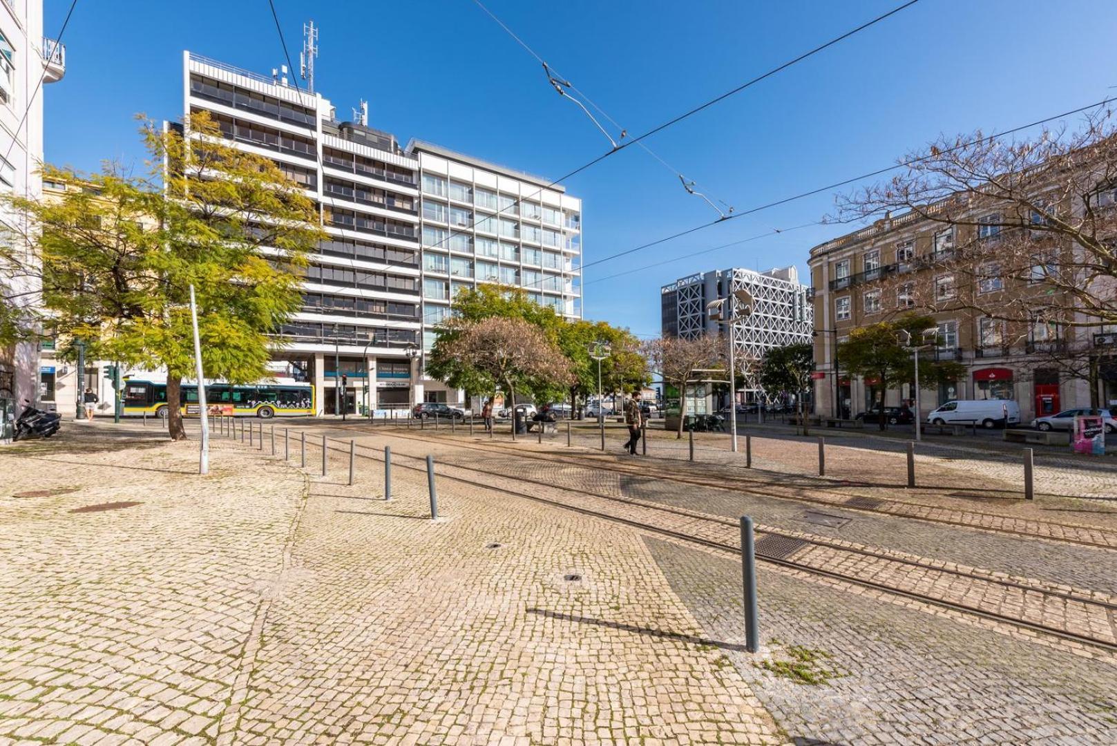 Appartement Guestready - 2br Apt Carlos I With Terrace And Gym Lissabon