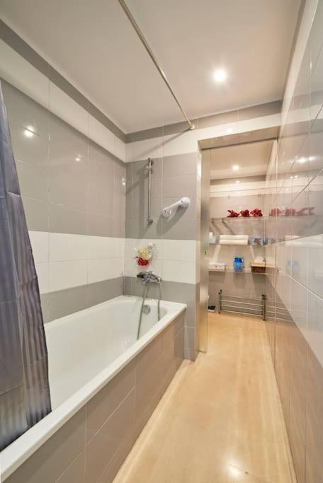 Appartement Modern With Garage And Pool