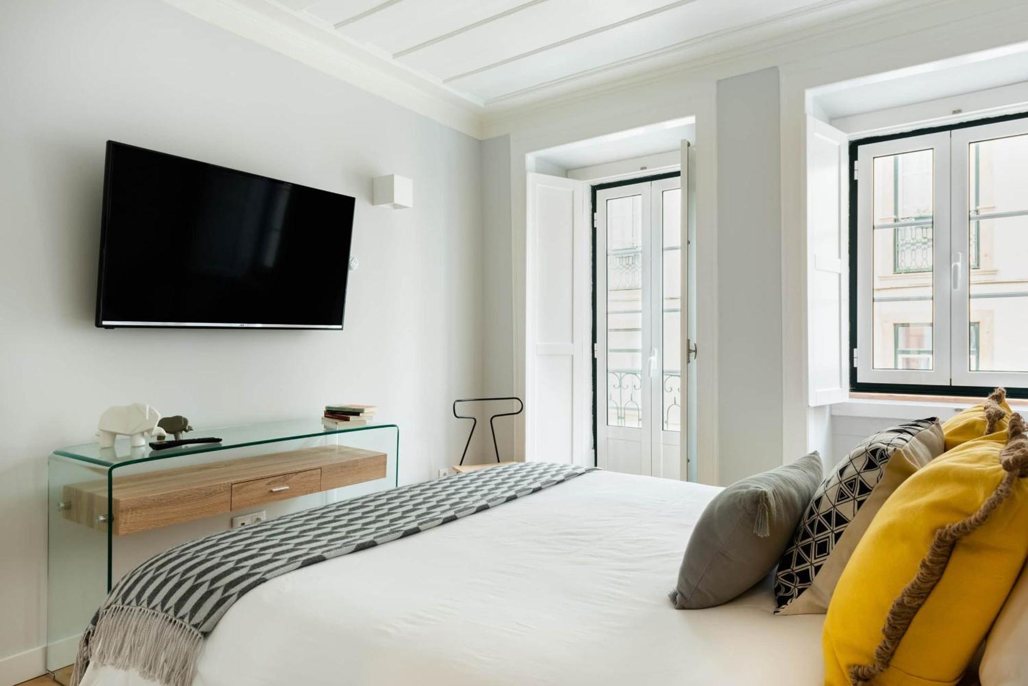 Designer In One Of Lisbon's Trendiest Quarters Apartment *