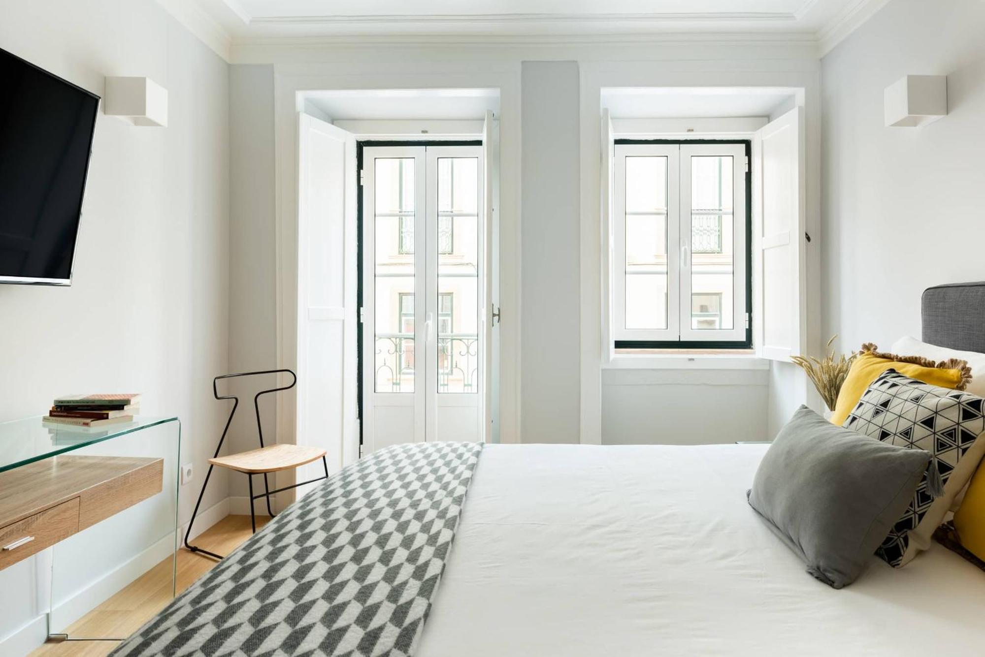 Designer In One Of Lisbon's Trendiest Quarters Apartment *