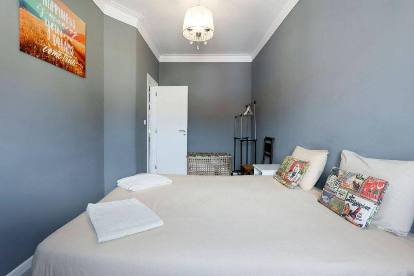 With 2 Bedrooms In Moscavide - Appartement