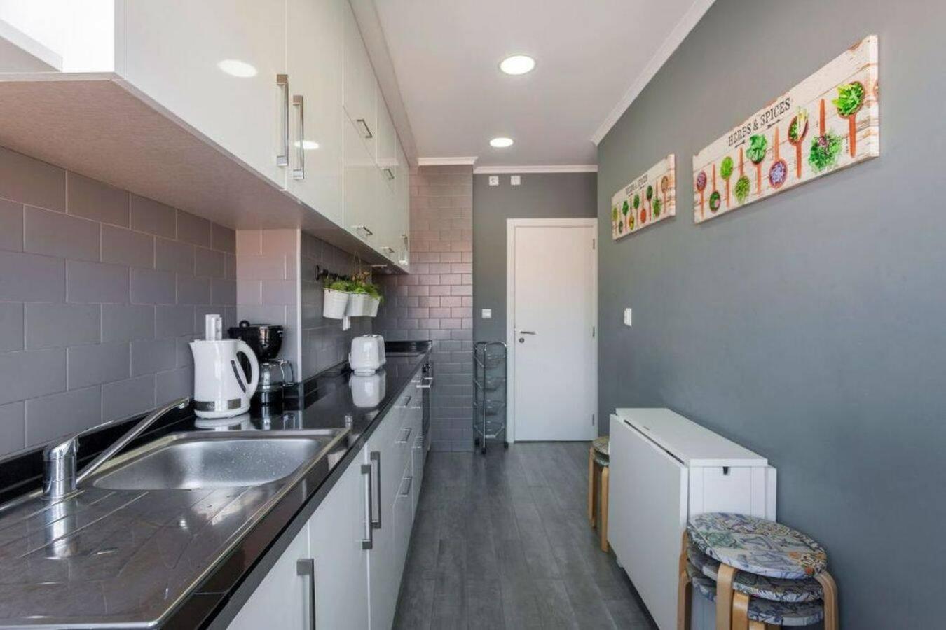 With 2 Bedrooms In Moscavide - Appartement