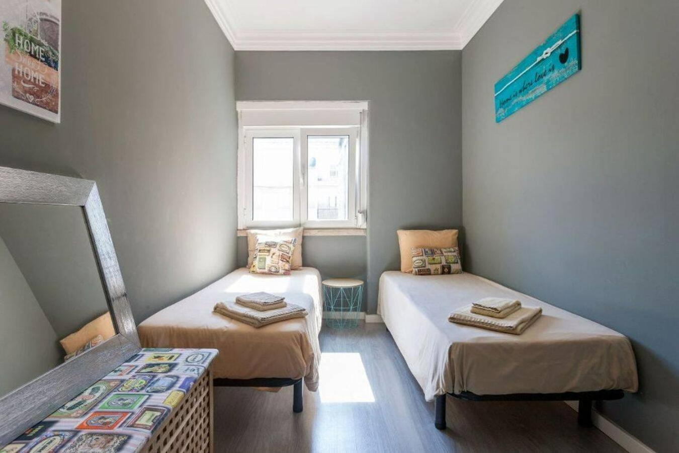 With 2 Bedrooms In Moscavide - *