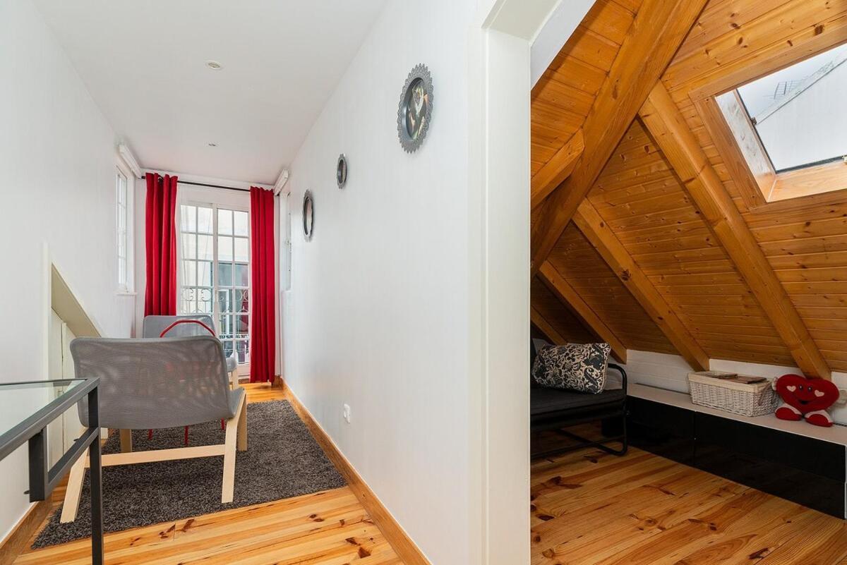 Appartement Attic With Balcony In Bairro Alto *