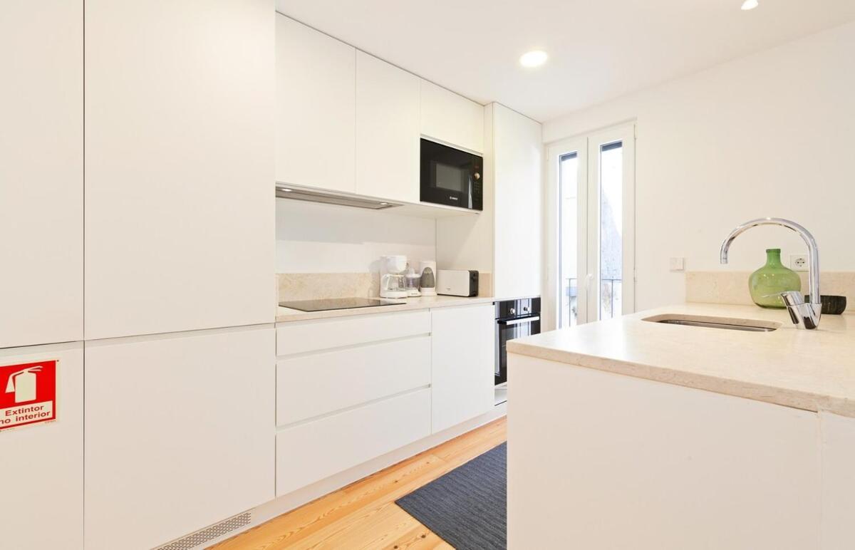 Bright 2 Bedroom With Parking In * Lisboa