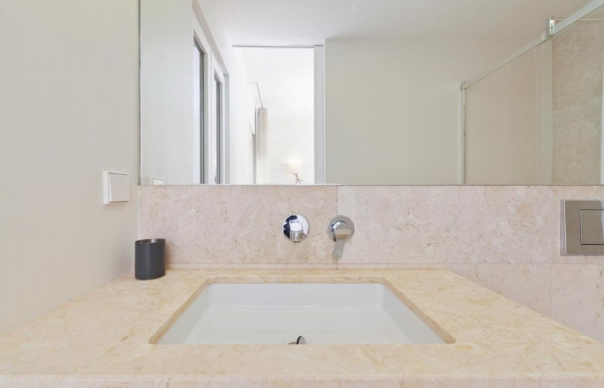 Bright 2 Bedroom With Parking In Estalagem