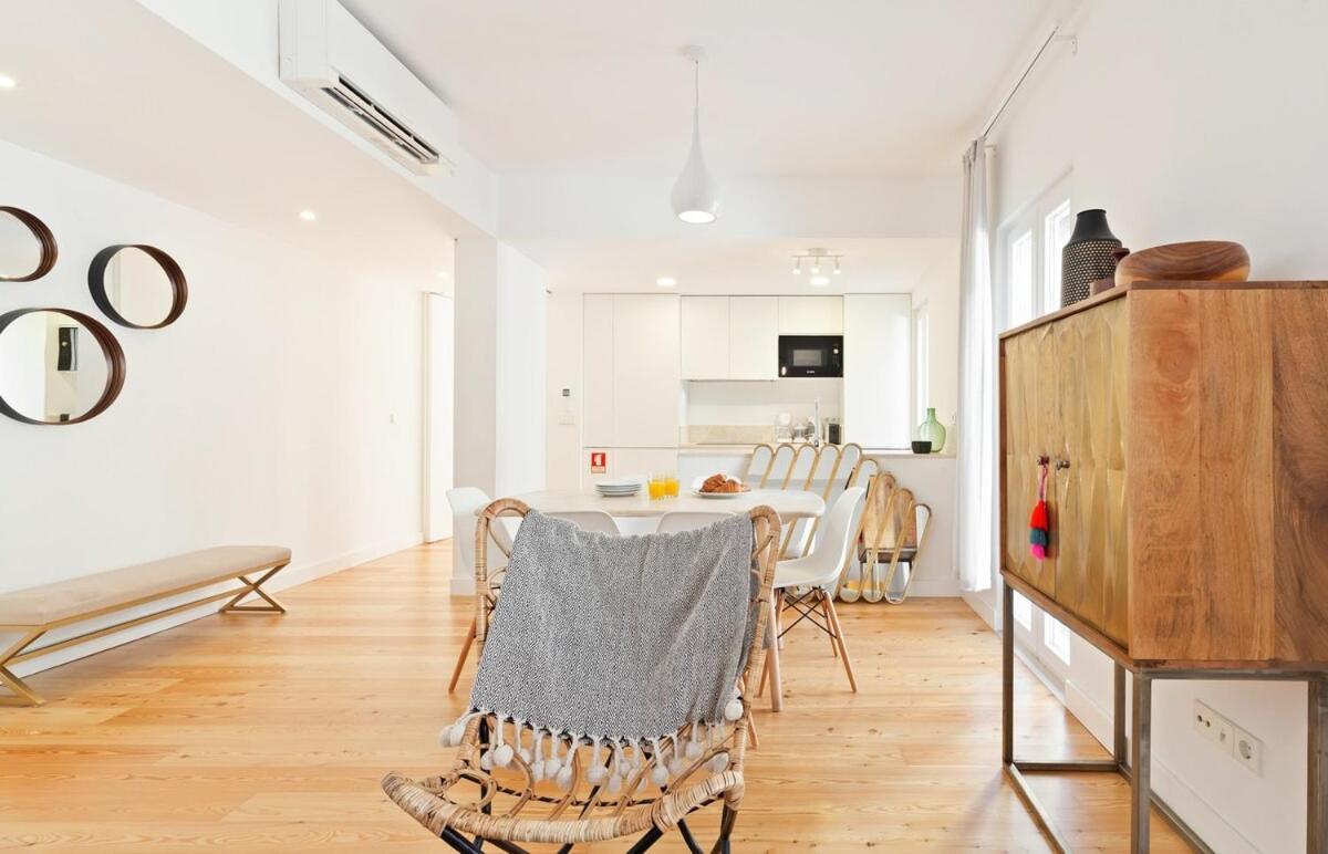 Bright 2 Bedroom With Parking In *