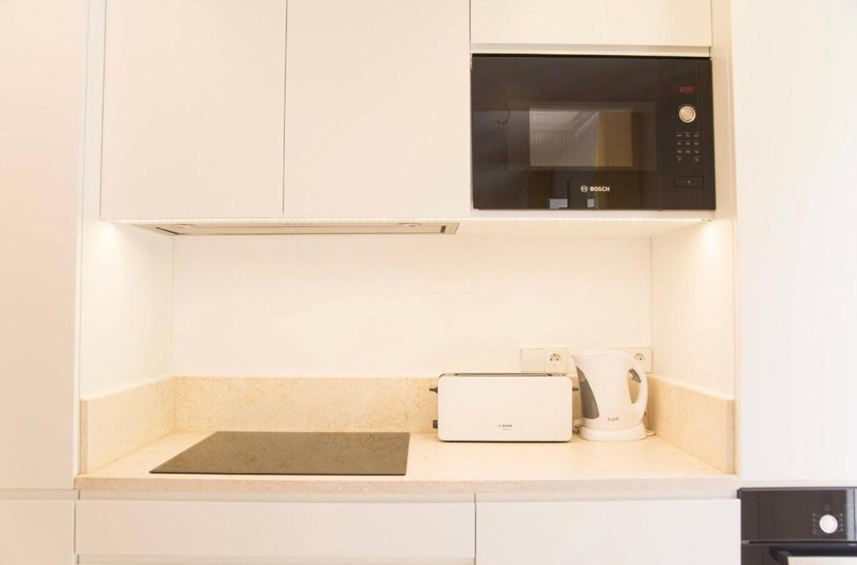 Bright 2 Bedroom With Parking In
