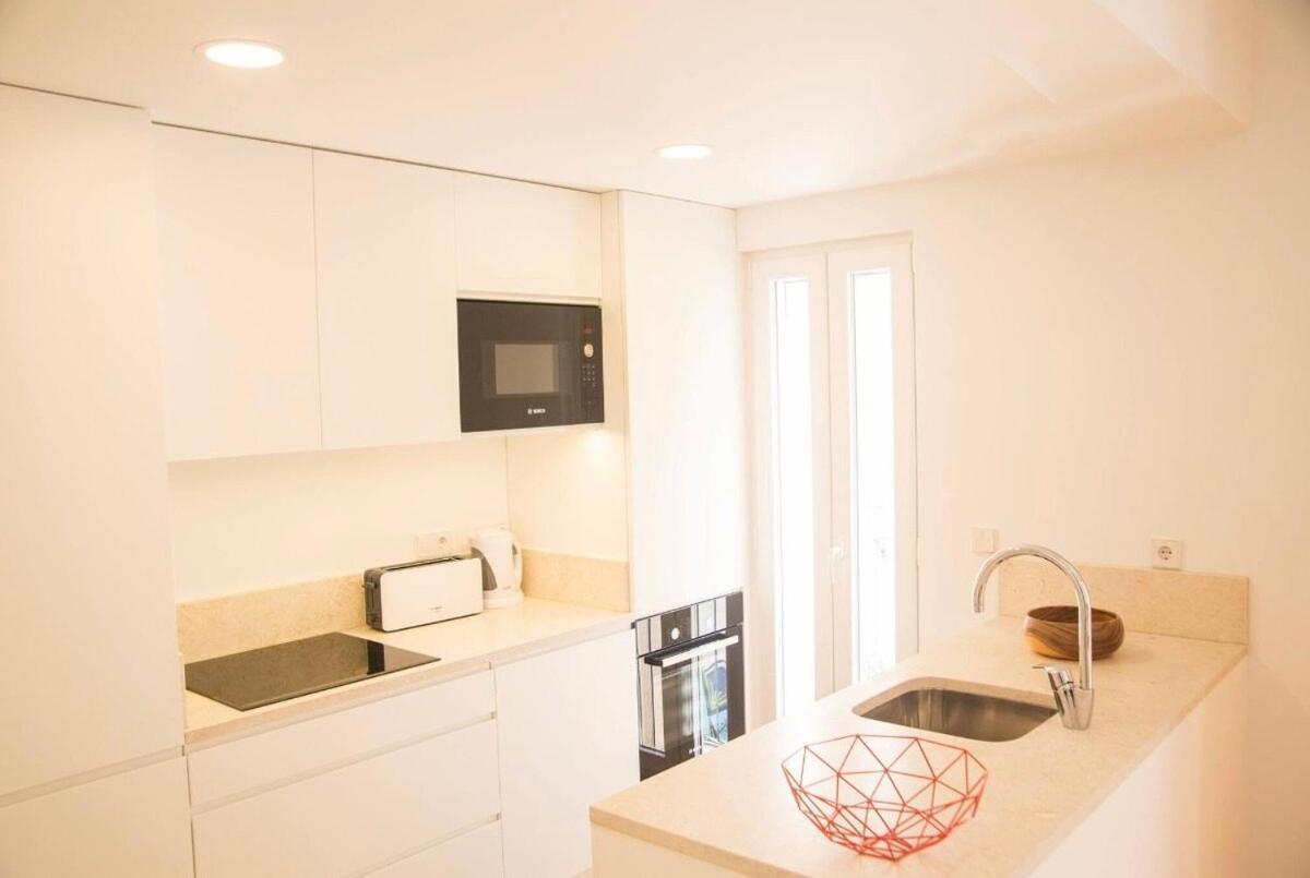 Bright 2 Bedroom With Parking In