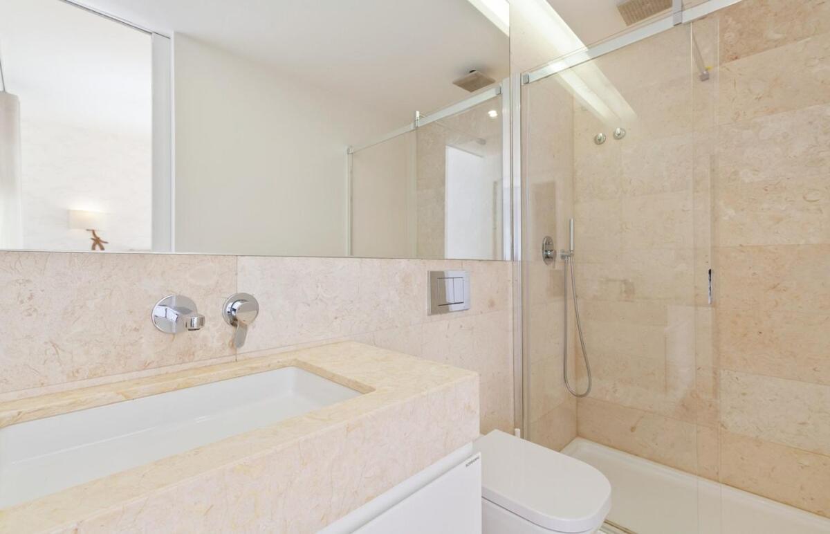 Bright 2 Bedroom With Parking In Estalagem
