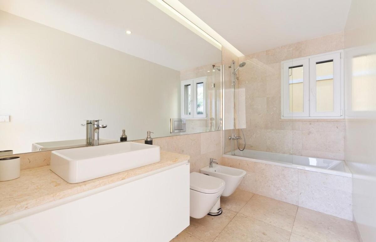 Bright 2 Bedroom With Parking In *