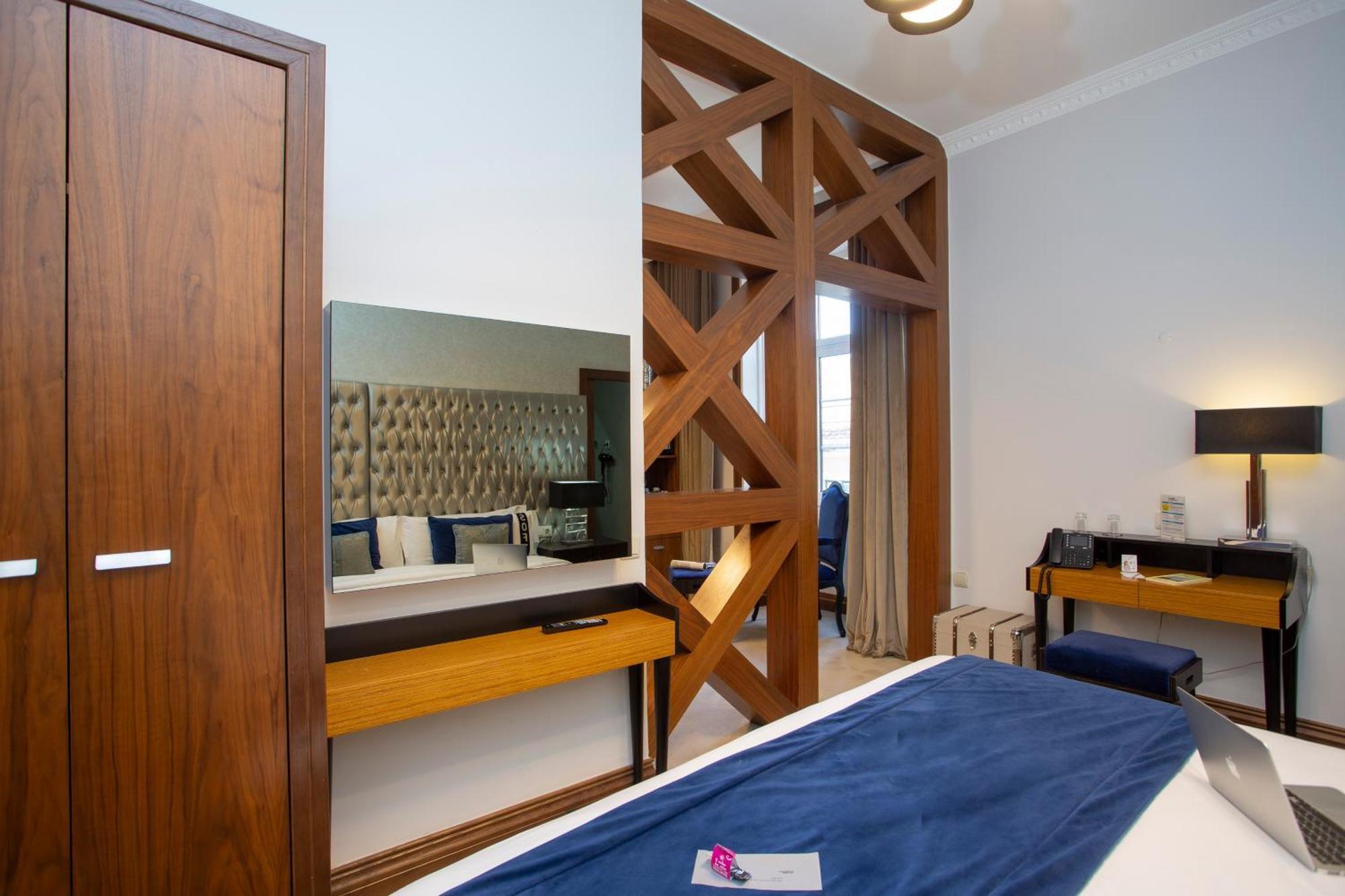 Casual Belle Epoque Hotel