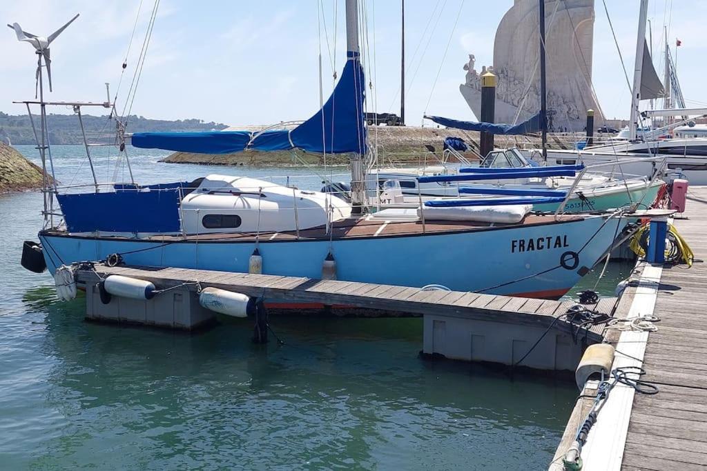 Sailboat In Belem, Romantic Sleep, Romantic Night. Bateau-hôtel