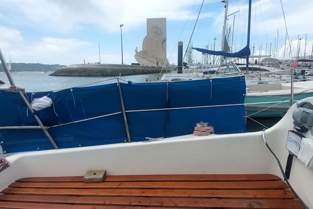 Sailboat In Belem, Romantic Sleep, Romantic Night. Bateau-hôtel *