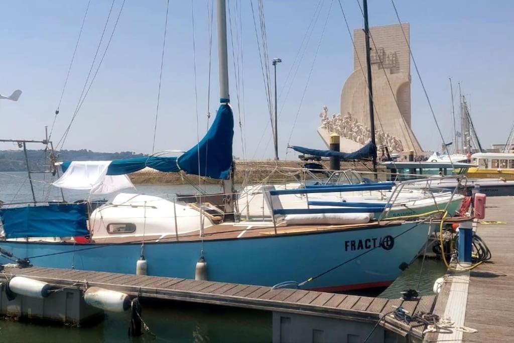 Bateau-hôtel Sailboat In Belem, Romantic Sleep, Romantic Night. Lisboa
