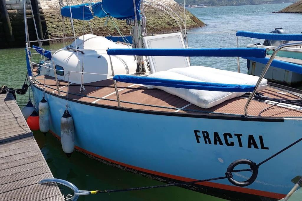 Sailboat In Belem, Romantic Sleep, Romantic Night. Bateau-hôtel