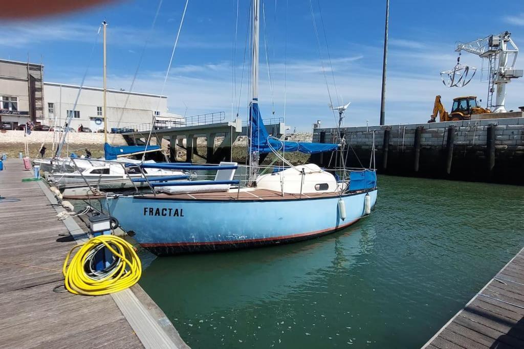 Sailboat In Belem, Romantic Sleep, Romantic Night. Bateau-hôtel Lisboa
