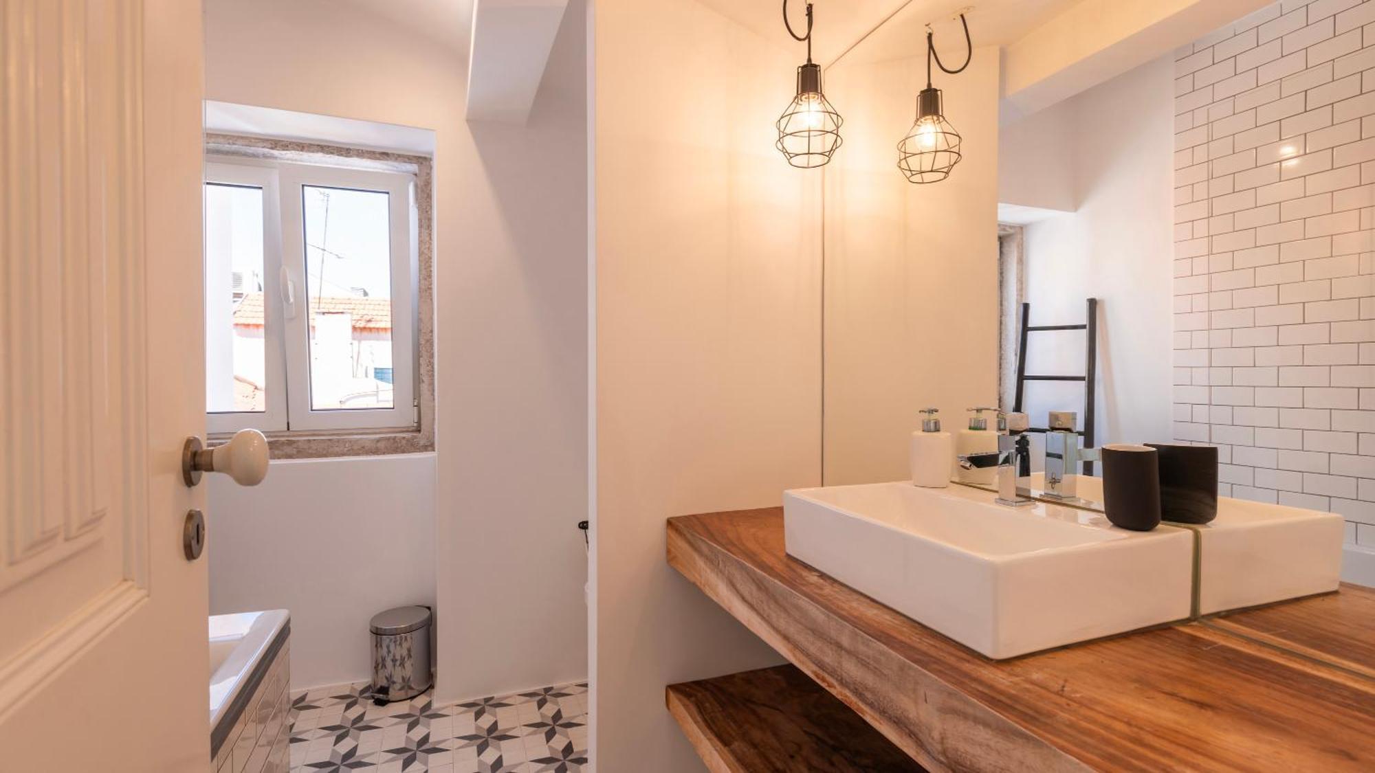Charming 3bdr Duplex In Center By Lovelystay
