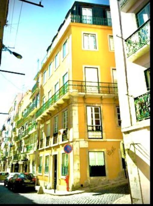 Charming Flat In Chiado-lisbon Apartment *