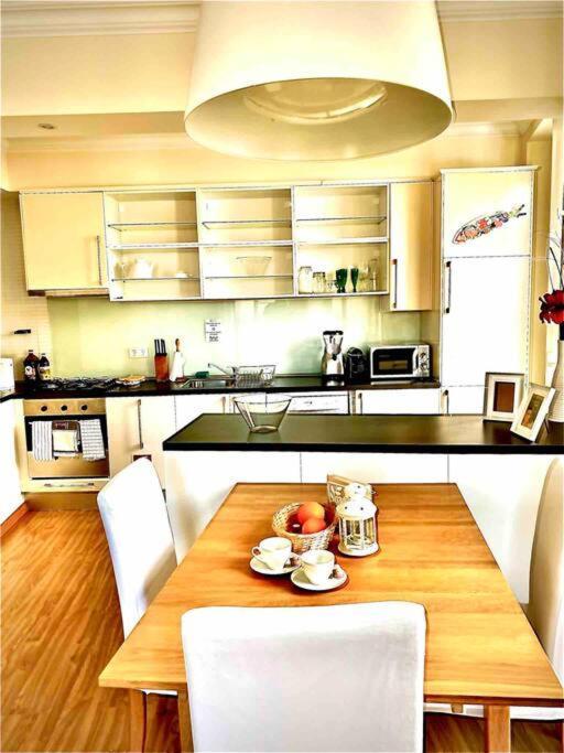 Charming Flat In Chiado-lisbon Apartment