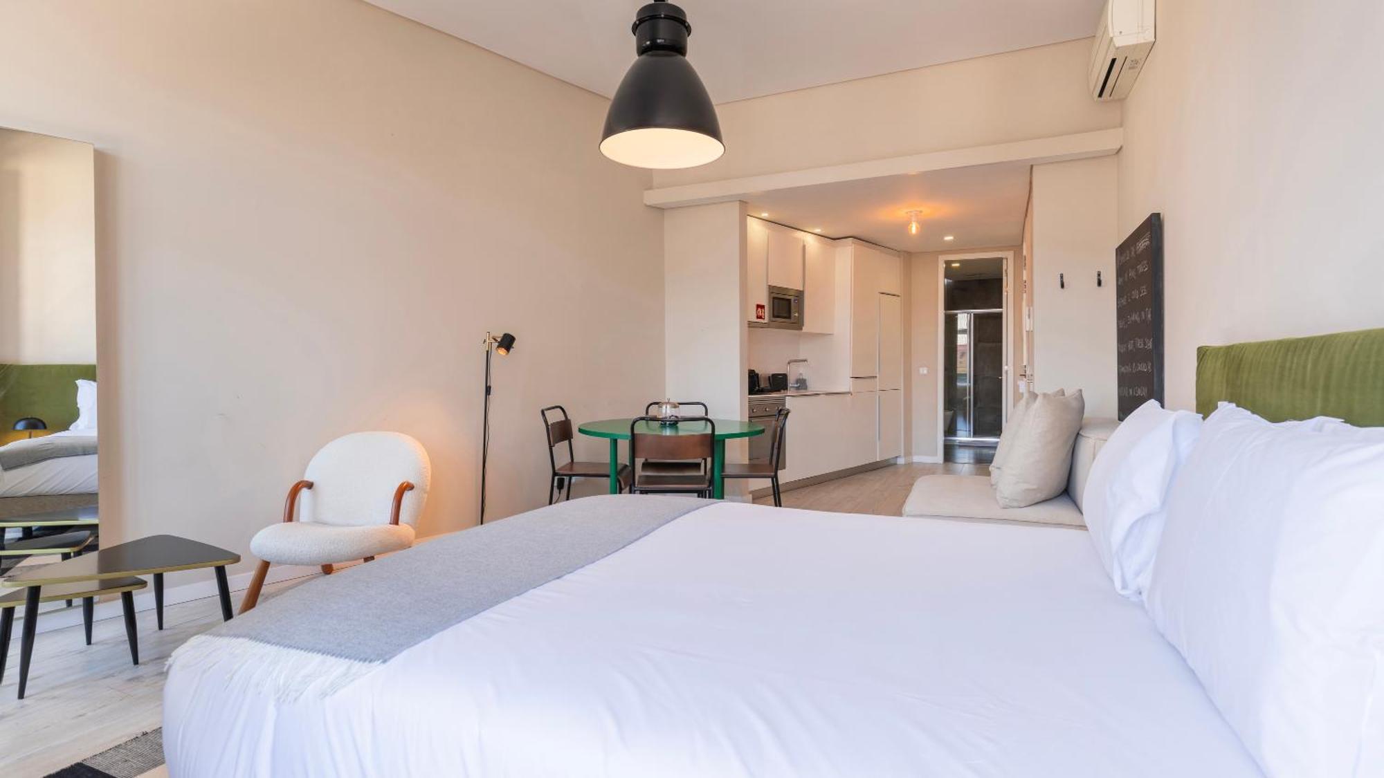 Apartment Carmo 43 *