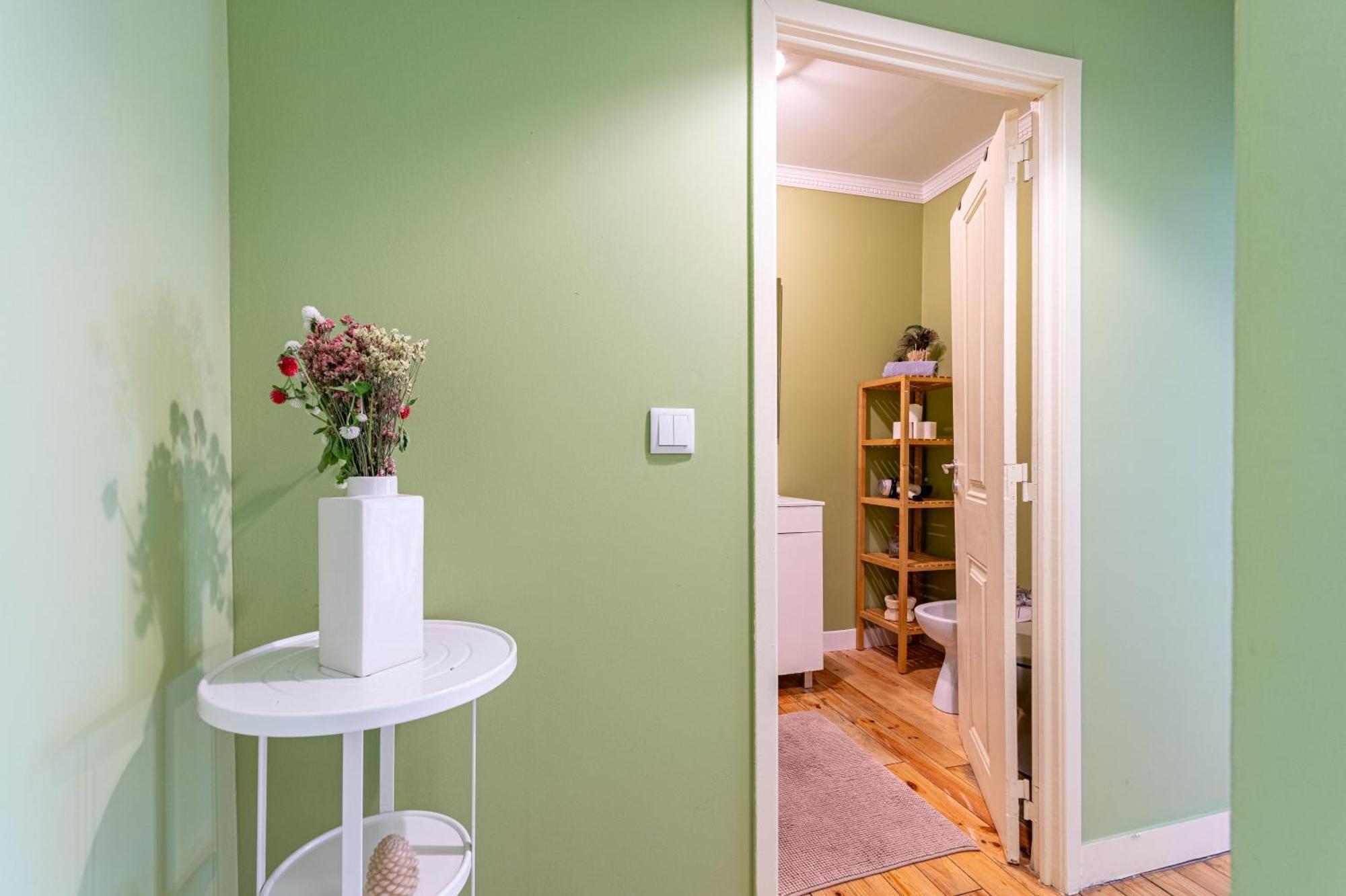Apartment In The Typical Neighborhood- Graca Lisbon