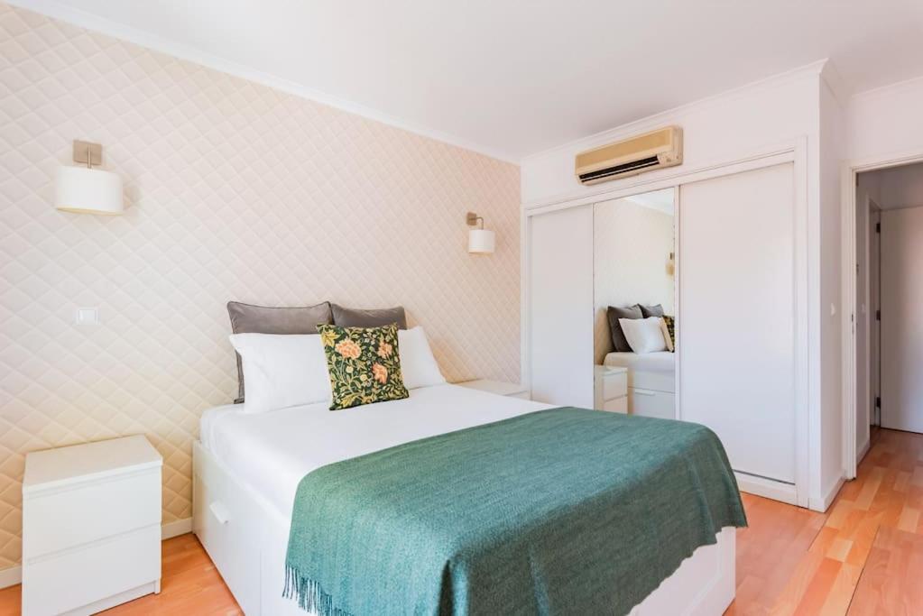 Lay Your At Avenida Da Liberdade Lissabon