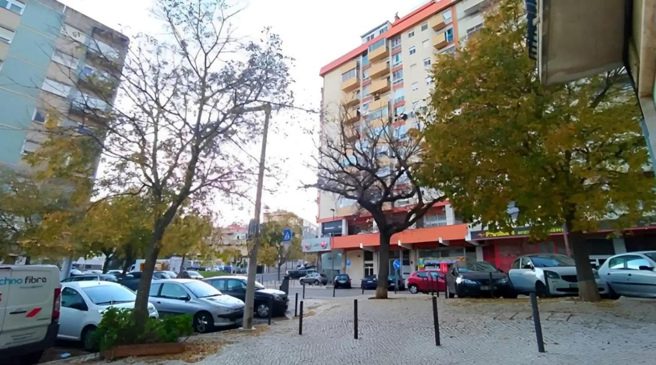 Cama Queen Benfica Em Familiar - Casa De Banho Compartilhada - Temos Cao Séjour chez l'habitant Lisboa