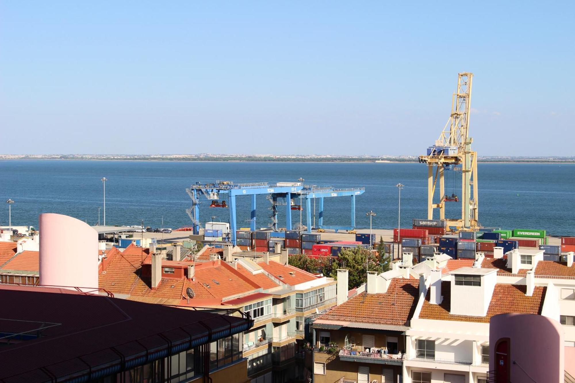 Séjour chez l'habitant Modern Gateway With River Views And Sunrise Lisboa